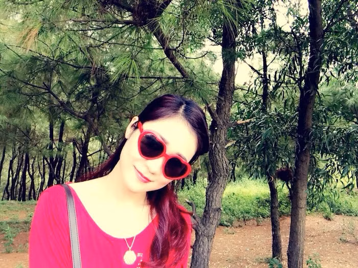 Ở đời thường vợ Tự Long xinh xắn dễ thương với những biểu cảm đáng yêu.