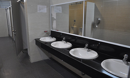 Nhà vệ sinh hiện đại tiên nghi, sạch sẽ như ở các khách sạn lớn, trung tâm thương mại.