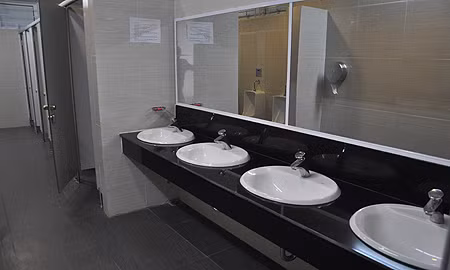 Nhà vệ sinh hiện đại tiên nghi, sạch sẽ như ở các khách sạn lớn, trung tâm thương mại.