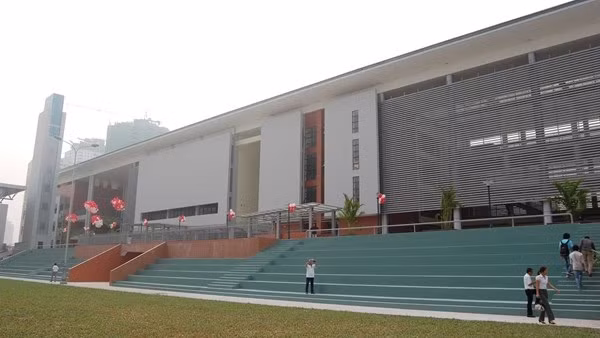 Về cơ sở vật chất, có thể nói khó có một ngôi trường cấp 3 nào có thể so sánh với trường Amsterdam. Đây còn là một trong những công trình chào mừng Đại lễ 1000 năm Thăng Long – Hà Nội, với diện tích lên đến 50.000 mét vuông.