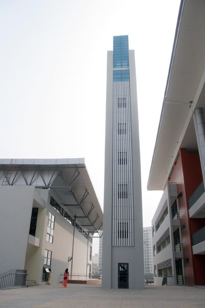 Tháp biểu tượng cho tinh thần học tập của học sinh của trường Amsterdam, là điểm nhấn trong thiết kế ngôi trường này.