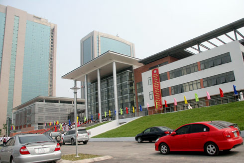 Trường có vốn đầu tư lên đến 469 tỷ đồng, có ba dãy nhà gồm các phòng học và phòng thí nghiệm dành cho học sinh từ lớp 6 đến lớp 12, nối liền giữa các dãy nhà là hành lang có mài che giúp học sinh thuận tiện trong việc di chuyển. Thiết kế của trường còn có cả tầng hầm và bãi đỗ xe.