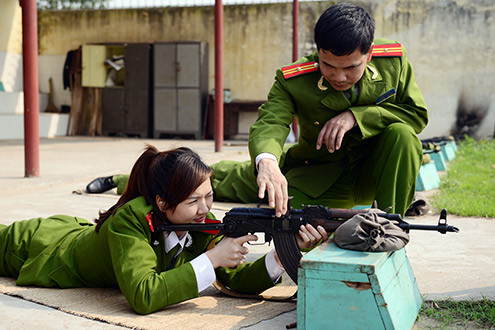 Các học viên phải học đủ 165 tiết chính khóa, 100 tiết ngoại khóa về bắn súng, tập kỹ chiến thuật. Trong giờ học, các cảnh sát tương lai phải bắn đạn thật 100 viên với súng ngắn và 50 viên với súng AK. Để đạt điểm tốt nghiệp, học viên phải đạt tối thiểu 70 điểm/10 viên đạn. 