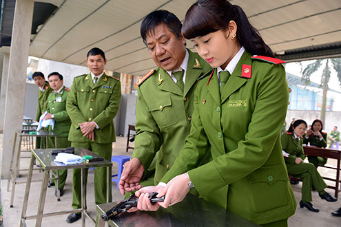 Thượng tá Nguyễn Đức Tầng (Trưởng bộ môn Quân sự võ thuật thể dục thể thao, Học viện Cảnh sát Nhân dân) đang hướng dẫn học viên lắp đạn và bắn súng ngắn.