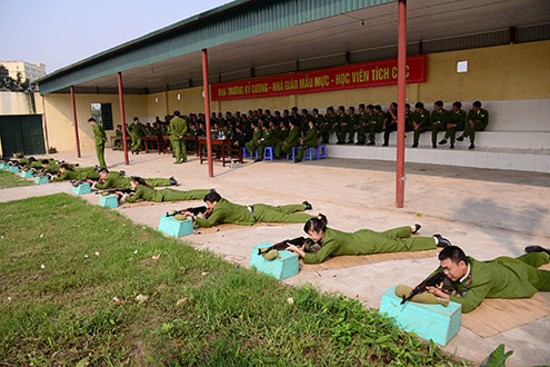 Với môn này, các nữ học viên vẫn phải luyện tập và thi cử không khác gì nam học viên.