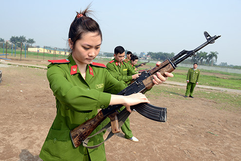 Bên cạnh việc học võ thuật, các học viên Học viện Cảnh sát còn phải học bắn súng. Lần đầu nghe tiếng nổ trên thao trường, nhiều nữ sinh Học viện Cảnh sát không khỏi giật mình song vẫn quyết học bắn súng thật tốt để không thua kém các bạn nam.