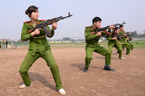Luyện tập môn này, ngày hè trời nắng chói chang, các nữ sinh cũng như nam sinh phải phơi mình ngoài nắng hàng tiếng đồng hồ.