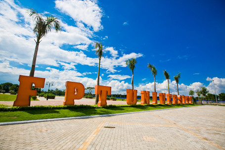 Cơ sở chính của Đại học FPT có diện tích 30 ha, tại Khu Công nghệ cao Hòa Lạc, cách trung tâm Hà Nội 30 km. Tổng vốn đầu hơn cơ sở này là gần 2.700 tỷ đồng.