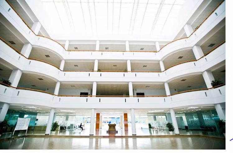 Bên trong tòa nhà chính của Đại học FPT.