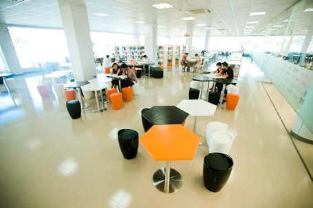 Trước và sau giờ lên lớp, sinh viên có thể tập trung học tập tại thư viện tiện nghi với hàng nghìn đầu sách. Đặc thù phải làm nhiều bài tập nhóm, sinh viên Đại học FPT khá tận dụng không gian mở, xinh xắn và tiện nghi của thư viện sát hồ này.