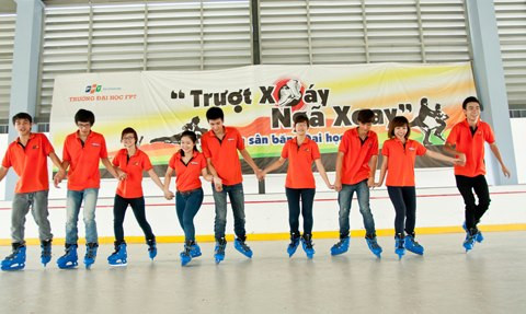 FPT là ngôi trường đại học đầu tiên xây dựng sân băng nhân tạo cho sinh viên. Với tổng diện tích mặt sàn gần 850 m2, trong đó sân trượt rộng hơn 400 m2, sân băng là điểm nhấn đặc biệt trong các hoạt động thể thao của sinh viên FPT.