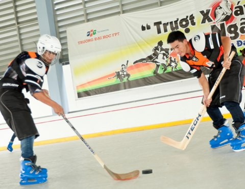 Ngoài trượt băng, sinh viên còn có thể chơi một số bộ môn thể thao khác như khúc côn cầu, liễu kiếm, khiêu vũ...