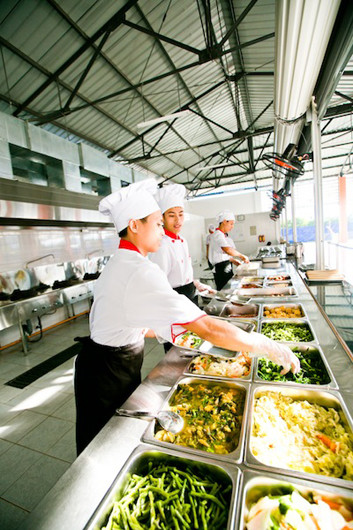 Khu nhà bếp thoáng rộng.