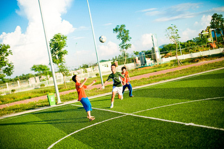 Trong khuôn viên trường, có nhiều địa điểm cho sinh viên vui chơi, giải trí tổ chức các hoạt động ngoài trời, thi đấu thể thao như sân bóng, sân trượt băng, phòng tập võ Vovinam, phòng nghệ thuật đa năng, phòng dịch vụ sinh viên...