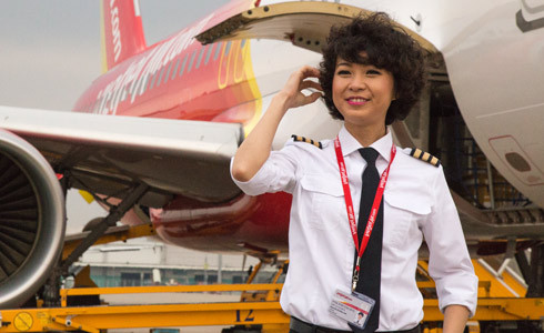 Cô gái 30 tuổi người Sài Gòn Nguyễn Phương Anh hiện là phi công đầu tiên người Việt Nam trong tổ bay của hãng hàng không Vietjet Air. Phương Anh tốt nghiệp khoa Ngoại ngữ, Trường Đại học Nhân văn TP HCM. Trước khi làm phi công, cô đã có 7 năm làm tiếp viên cho hãng hàng không Vietnam Airlines.