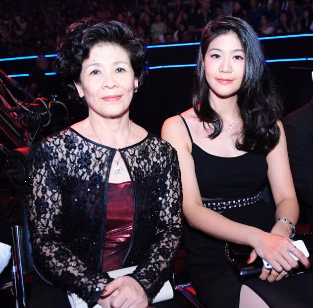 Đông Phương và mẹ tham dự một sự kiện âm nhạc để cổ vũ cho người yêu, ca sĩ Trương Thế Vinh tại Nhà thi đấu Maximax Cộng Hòa (TP HCM).