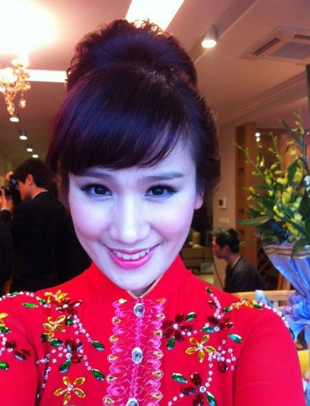 Trang Nhung sở hữu gương mặt khả ái, nụ cười tỏa sáng và một vóc dáng khỏe mạnh, cân đối, trẻ trung. Cô chia sẻ, phi công là một nghề cần phải tập trung cao độ, cần biết cách xử lý tình huống, trong mọi trường hợp phải kiên nhẫn và bình tĩnh, phải có thần kinh thép để xử lý mọi vấn đề. Trong các vụ tai nạn về hàng không, có tới 80% là do yếu tố con người, vì vậy phải cẩn trọng tuyệt đối, nhạy bén và có óc phán đoán. 