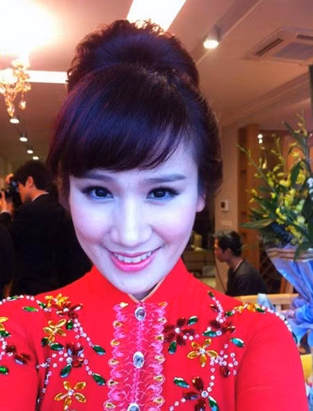 Trang Nhung sở hữu gương mặt khả ái, nụ cười tỏa sáng và một vóc dáng khỏe mạnh, cân đối, trẻ trung. Cô chia sẻ, phi công là một nghề cần phải tập trung cao độ, cần biết cách xử lý tình huống, trong mọi trường hợp phải kiên nhẫn và bình tĩnh, phải có thần kinh thép để xử lý mọi vấn đề. Trong các vụ tai nạn về hàng không, có tới 80% là do yếu tố con người, vì vậy phải cẩn trọng tuyệt đối, nhạy bén và có óc phán đoán. 