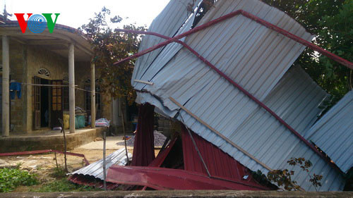 Một mái tôn nhà dân bị lốc xoáy hất tung khỏi khung nhà.