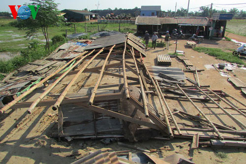 Mưa đá, lốc xoáy ở Quảng Trị gây thiệt hại nặng nhất là tại xã Vĩnh Sơn, huyện Vĩnh Linh với hơn 80 ngôi nhà bị tốc mái, nhiều nhà bị tốc mái hoàn toàn. Lốc xoáy mạnh cuốn phăng mái nhà giữ xe của một trường học và chợ trung tâm xã bị sập đổ, nhiều diện tích lúa vụ đông xuân vừa chín tới chưa kịp thu hoạch bị ngã đổ, hư hại.