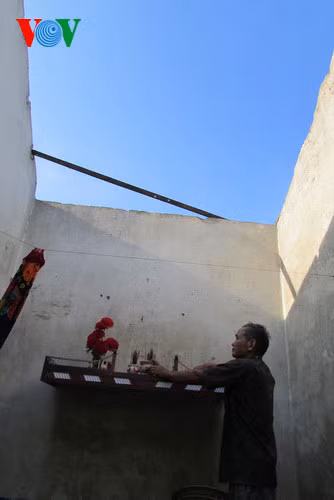 Một nhà dân bị tốc mái còn trơ khung.