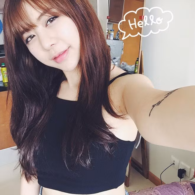 Ngoài học tập, Hiền còn là chủ một cửa hàng thời trang và phụ kiện tại Việt Nam. Nhờ gu thẩm mỹ tốt và phong cách ăn mặc hiện đại, cửa hàng của nữ du học sinh thu hút lượng khách đông đảo.