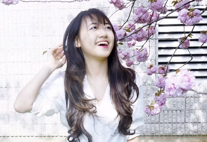 Vũ Quỳnh Anh sinh năm 1997, tại Hà Nội, hiện là du học sinh trường Camden Catholic, bang New Jersey, Mỹ. Cuối năm 2014, 9X gây xôn xao trên mạng bởi khuôn mặt xinh đẹp và nụ cười rạng rỡ. Tháng 2 năm nay, Quỳnh Anh được biết đến nhiều hơn khi công khai chuyện tình lãng mạn với hot boy Vương Anh Ole.