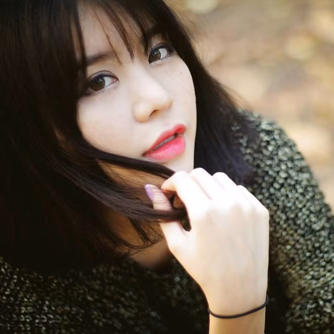 Hạt Mít (Nguyễn Thu Hiền, sinh năm 1990) là sinh viên năm cuối khoa Truyền hình, Đại học Nghệ thuật Tổng hợp Hàn Quốc. Nữ sinh sở hữu khuôn mặt bầu bĩnh và làn da trắng mịn.