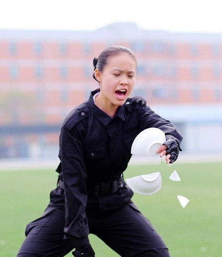 Họ cũng sẽ trải qua các buổi tập luyện dưới nước và cả những việc như... đập vỡ đĩa sứ bằng tay không.