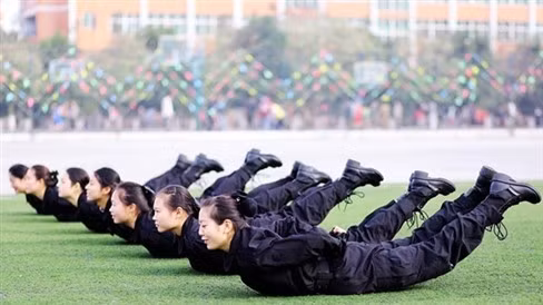 Bên cạnh khuôn mặt đẹp và chiều cao như người mẫu, các nữ tiếp viên hàng không theo học tại Cao đẳng Du lịch East Star Airlines Thành Đô (Trung Quốc) còn được đào tạo như quân nhân để thành thạo các kỹ năng võ thuật để sống sót và đối phó với các tình huống khẩn cấp.