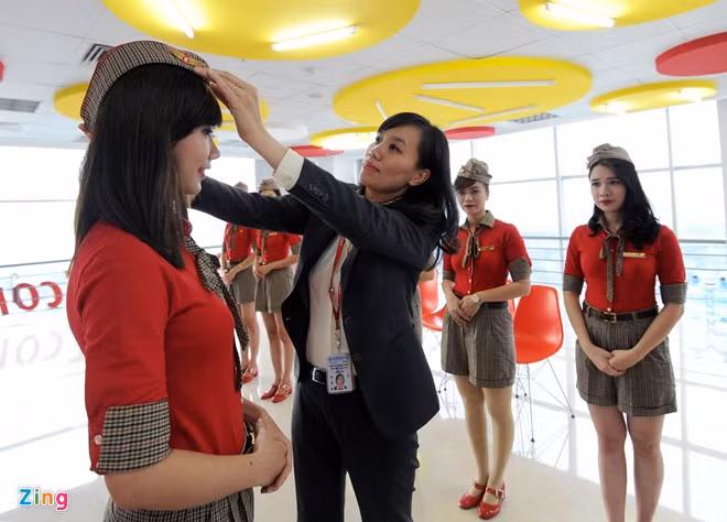 Vietjet Air vừa hoàn tất việc sơ tuyển tiếp viên hàng không đợt 1 năm 2015 vào hồi cuối tháng 3 vừa qua. Dự kiến trong năm 2015, hãng sẽ còn có những đợt tuyển dụng tiếp viên hàng không rầm rộ khác. Những ứng viên vượt qua vòng sơ tuyển và chung tuyển, trước khi được thực hiện ước mơ trở thành tiếp viên hàng không của mình, họ sẽ phải trải qua một khóa đào tạo vô cùng khổ luyện và nghiêm ngặt.