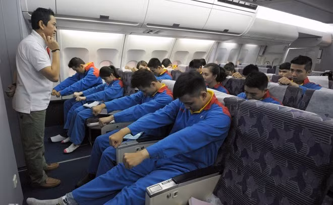 Sau quá trình học ở Việt Nam, họ lên đường sang Thái Lan để sát hạch kỹ năng tại một trung tâm đào tạo hàng không uy tín. Đây là nơi có đầy đủ trang thiết bị hiện đại như khoang hành khách mô phỏng, buồng thực tập chữa cháy, hồ bơi và các thiết bị cứu hộ. 20 học viên phải trải qua ba nội dung huấn luyện tổng hợp và vận dụng tất cả các kiến thức lý thuyết đã học. Nội dung đầu tiên họ thực hành là xử lý những tình huống nguy cấp xảy ra trên chuyến bay.