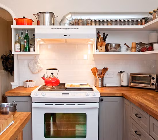 6. Phải giữ nhà bếp thật sạch. Theo các chuyên gia về phong thủy, nhà bếp liên quan trực tiếp tới việc chủ nhân kiếm được bao nhiêu tiền. Không những thế, nếu nhà bếp luôn sạch sẽ, ngăn nắp, tủ lạnh đầy thức ăn, hoa quả tươi thì còn giúp không khí gia đình no đủ, ấm cúng hơn, các thành viên luôn muốn trở về nhà sum họp vào các bữa ăn.