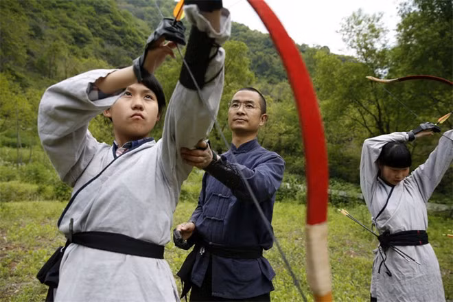 Nữ sinh bắn cung theo sự chỉ dẫn của Bai. Hiện tại, khá nhiều gia đình gửi con lên núi Tần Lĩnh để Bai dạy chữ, thiền, y thuật và bắn cung.