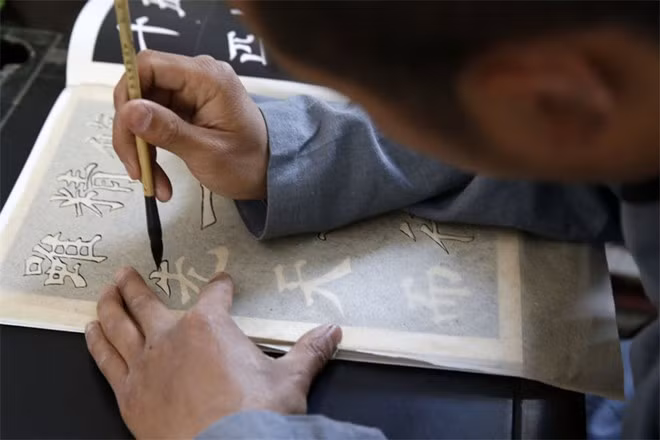 Trong giờ luyện chữ đẹp, học sinh tô những mẫu trên giấy.