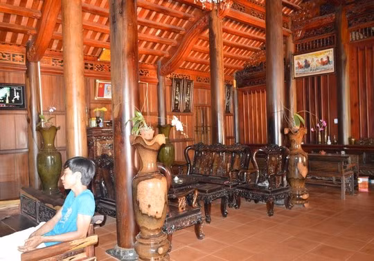  Gian giữa ngôi nhà được thiết kế hài hòa, đơn giản nhưng rất đẹp mắt.