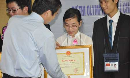 Thảo say mê với Vật lí từ năm lớp 7. Em tự tìm tòi sách để đọc và thi đỗ thủ khoa vào trường THPT Chuyên Lê Hồng Phong. Trước đó, cô gái nhỏ này từng liên tiếp giành các giải thưởng từ ngày học ở bậc tiểu học. Năm lớp 5, lớp 6, Thảo đều đạt giải nhất cấp tỉnh các môn tự nhiên. Năm lớp 9, Thảo giành giải nhì toàn tỉnh Nam Định môn Vật lí, lớp 10 giành huy chương vàng cũng bộ môn này trong cuộc thi diễn ra giữa các trường đồng bằng sông Hồng.