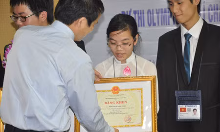 Thảo say mê với Vật lí từ năm lớp 7. Em tự tìm tòi sách để đọc và thi đỗ thủ khoa vào trường THPT Chuyên Lê Hồng Phong. Trước đó, cô gái nhỏ này từng liên tiếp giành các giải thưởng từ ngày học ở bậc tiểu học. Năm lớp 5, lớp 6, Thảo đều đạt giải nhất cấp tỉnh các môn tự nhiên. Năm lớp 9, Thảo giành giải nhì toàn tỉnh Nam Định môn Vật lí, lớp 10 giành huy chương vàng cũng bộ môn này trong cuộc thi diễn ra giữa các trường đồng bằng sông Hồng.