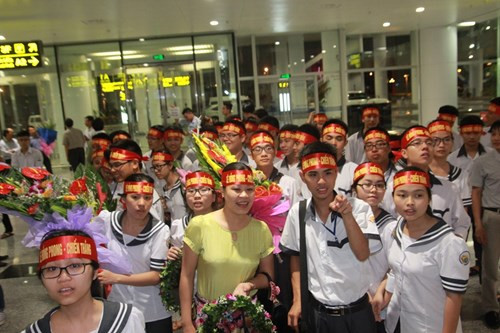 Các bạn trong lớp gọi Thảo là "cuốn từ điển" vì em có kiến thức sâu rộng. Không chỉ hiểu biết về các vấn đề tự nhiên mà các vấn đề xã hội, kiến thức xung quanh cuộc sống, Thảo đều nắm rất chắc. “Nói chuyện với Thảo sẽ thấy cô bé rất thú vị. Thảo hiểu biết rộng, các vấn đề xã hội tới các hiện tượng tự nhiên, những câu chuyện ý nghĩa trong cuộc sống”, cô Hạnh, giáo viên chủ nhiệm lớp Thảo cho biết.