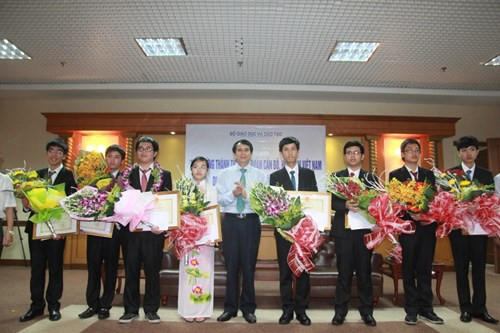 Hương Thảo sinh ra và lớn lên trong gia đình có bố mẹ làm nghề bán hàng ăn. Thảo học hệ chuyên từ năm cấp 2. Em có thân hình gầy ốm, nặng chưa đầy 40 kg, cận hơn 3 độ nên có biệt danh là "Còi".