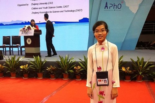 Chủ nhân của tấm huy chương bạc Olympic Vật lí châu Á 2015 là một người có thành tích học “khủng” ở tất cả các môn, không riêng gì Vật lí. Cô Nguyễn Phương Hạnh, giáo viên chủ nhiệm lớp của Thảo cho hay, điểm trung bình môn năm học lớp 10 của Thảo đạt 9,4; học kì 1 lớp 11 đạt 9,1; trong đó môn Toán, Thảo luôn được 10.