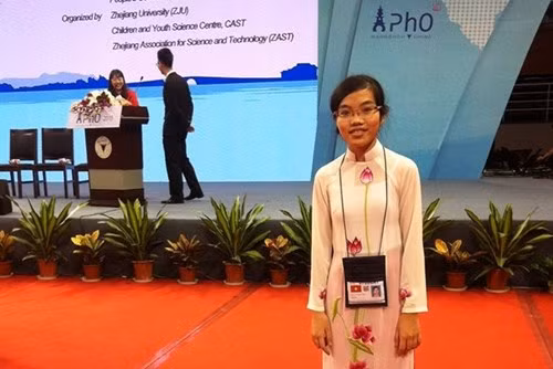 Chủ nhân của tấm huy chương bạc Olympic Vật lí châu Á 2015 là một người có thành tích học “khủng” ở tất cả các môn, không riêng gì Vật lí. Cô Nguyễn Phương Hạnh, giáo viên chủ nhiệm lớp của Thảo cho hay, điểm trung bình môn năm học lớp 10 của Thảo đạt 9,4; học kì 1 lớp 11 đạt 9,1; trong đó môn Toán, Thảo luôn được 10.