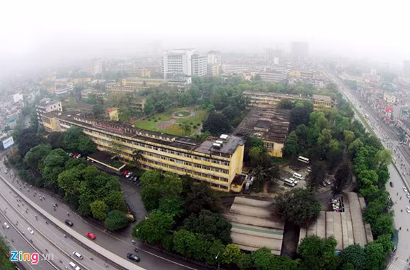 Đại học Bách khoa Hà Nội có các mặt tiền đẹp trên hai tuyến phố Đại Cồ Việt và đường Giải Phóng. Thành lập năm 1956, trường đã đào tạo kỹ sư phục vụ cho các ngành khoa học, công nghiệp, kỹ thuật trên cả nước.