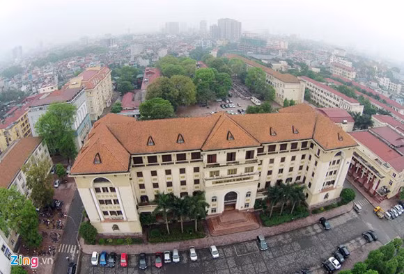 Tiền thân của đại học Y Hà Nội là trường Y khoa Đông Dương do Pháp thành lập năm 1902. Hiệu trưởng đầu tiên của trường là bác sĩ Alexandre Yersin. Trường chuyên về y khoa hàng đầu và lâu đời nhất của Việt Nam còn hoạt động. Đây còn là một trong 15 trường đại học trọng điểm Quốc gia.