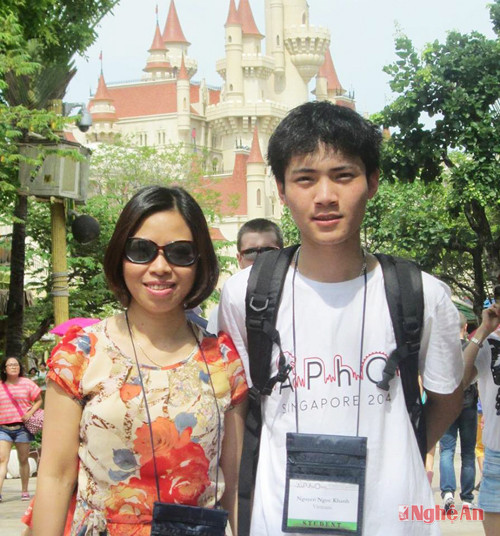 Bà Mơ - mẹ Khánh, cho biết, con trai là người tình cảm, sống nội tâm: “Mỗi khi đi đâu xa, Khánh đều thơm tạm biệt mẹ và mua quà lúc trở về. Năm 8 tuổi, tôi bảo Khánh quét nhà, nhưng cháu không làm cẩn thận, bị đánh một roi. Khánh bỏ đi ra ngoài, rồi quay về nói với tôi: Con đi bộ 2 cây số rồi, nhưng thấy nhớ mẹ lắm”. Trong ảnh: Khánh chụp cùng cô giáo chủ nhiệm Thơ An tại Singapore. Bà Mơ - mẹ Khánh, cho biết, con trai là người tình cảm, sống nội tâm: “Mỗi khi đi đâu xa, Khánh đều thơm tạm biệt mẹ và mua quà lúc trở về. Năm 8 tuổi, tôi bảo Khánh quét nhà, nhưng cháu không làm cẩn thận, bị đánh một roi. Khánh bỏ đi ra ngoài, rồi quay về nói với tôi: Con đi bộ 2 cây số rồi, nhưng thấy nhớ mẹ lắm”. Trong ảnh: Khánh chụp cùng cô giáo chủ nhiệm Thơ An tại Singapore.