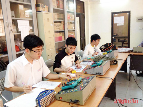 Trong lớp, mọi người đều khâm phục cậu bạn thông minh và luôn cháy hết mình vì bạn bè. Bạn Trần Minh Thắng - bạn cùng lớp và cùng đội tuyển quốc gia với Khánh chia sẻ: “Khánh ít nói nhưng là một người rất tình cảm. Ngày em và Khánh cùng ôn thi cho kỳ thi quốc gia, chúng em rất mệt mỏi, nặng nề. Thấy em căng thẳng, có những khi gần như không cố gắng được nữa, Khánh đã gọi riêng em, tâm sự với em một buổi chiều. Nhờ bạn phân tích giúp em những thế mạnh, những hạn chế, nên em có thêm động lực để cố gắng. Kỳ thi đó, Khánh đạt giải Nhất quốc gia, còn em đạt giải Ba”.