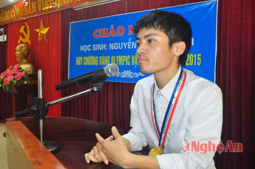 Ông Danh kể, Ngọc Khánh hiếu động từ nhỏ, luôn mày mò, tìm hiểu đồ vật trong xung quanh, nhiều khi còn tự tháo gỡ đồ đạc để xem cấu tạo, nguyên lý hoạt động của chúng. Khánh rất ham học, luôn đặt những câu hỏi 'vì sao' để tự mình giải quyết. Đặc biệt, Ngọc Khánh biết đọc chữ, làm tính từ năm 4 tuổi. "Tôi mua sách lớp 1, dạy con bằng cách ứng dụng vào những trò chơi. Tôi dạy con phát âm từng đồ vật trong nhà, ngoài sân. Không ngờ, chỉ 4 tuổi, cháu đã đọc được chữ, làm toán”, ông Danh nói.