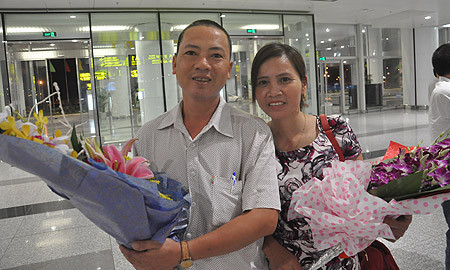 Sinh ra ở Nghi Trung, Nghi Lộc, Nghệ An, Nguyễn Ngọc Khánh nổi tiếng từ nhỏ vì hiếu học. Bố mẹ Khánh (ông Nguyễn Ngọc Danh và bà Trần Thị Mơ) làm nghề nông, sau này thu mua nông sản, khi việc nhàn lại đi làm công nhân thời vụ để kiếm thêm thu nhập. Cuộc sống tuy vất vả nhưng họ luôn nỗ lực để con có điều kiện học tập tốt nhất.