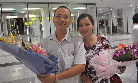 Sinh ra ở Nghi Trung, Nghi Lộc, Nghệ An, Nguyễn Ngọc Khánh nổi tiếng từ nhỏ vì hiếu học. Bố mẹ Khánh (ông Nguyễn Ngọc Danh và bà Trần Thị Mơ) làm nghề nông, sau này thu mua nông sản, khi việc nhàn lại đi làm công nhân thời vụ để kiếm thêm thu nhập. Cuộc sống tuy vất vả nhưng họ luôn nỗ lực để con có điều kiện học tập tốt nhất.