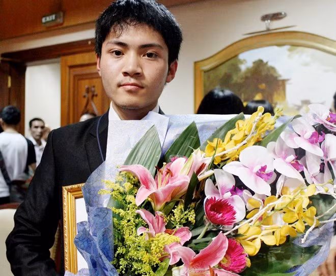 Nguyễn Ngọc Khánh là một trong hai học sinh đoạt huy chương vàng cuộc thi Olympic Vật lý Châu Á 2015 tại Trung Quốc vừa qua. Em hiện là học sinh lớp 12A3 THPT Chuyên Phan Bội Châu (Nghệ An). Năm ngoái, cũng trong cuộc thi này, em giành huy chương đồng.